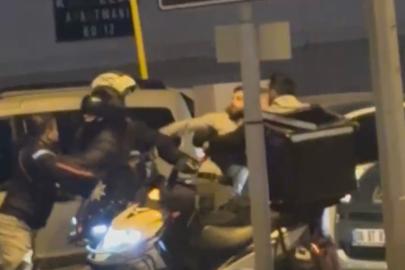 Trafikte tekmeli yumruklu kavga kamerada