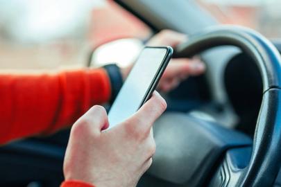 Trafikte telefon kullanan yandı: İşte 2026’nın zamlı ceza tarifesi