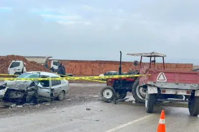 Traktör ile otomobil çarpıştı: 1 ölü, 2 yaralı