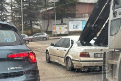 Ucuz atlatıldı. Kamyondaki demirler önündeki araca ok gibi saplandı