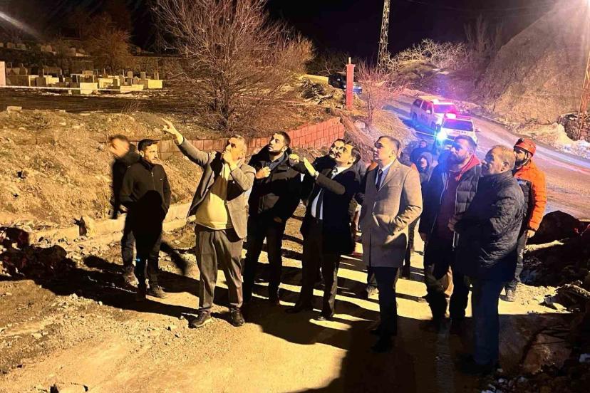 Vali yardımcıları dev kayaların düştüğü bölgede inceleme yaptı