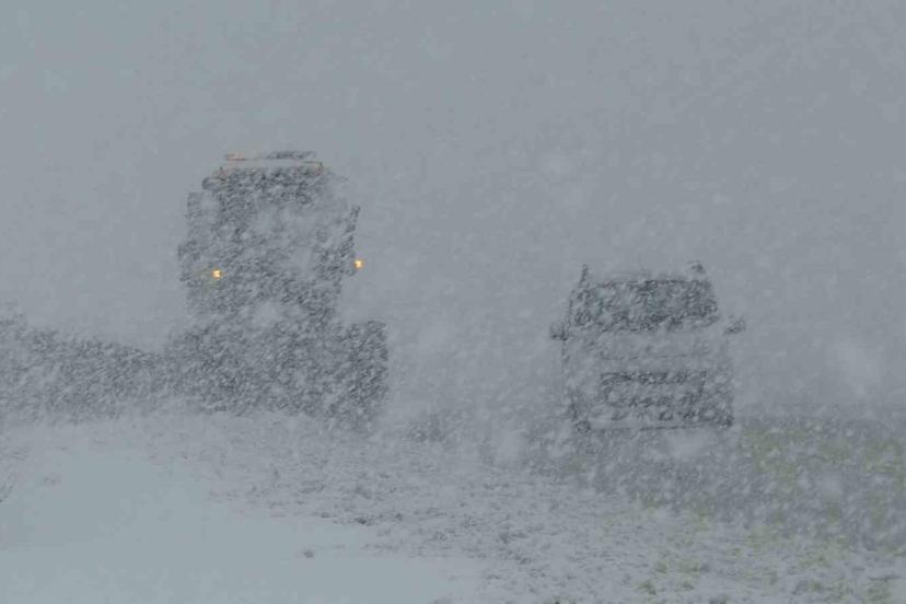 Van Kurubaş Geçidi’nde kar yağışı ve sis etkili oldu