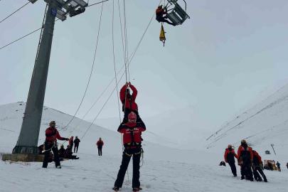 Van’da nefes kesen çığ tatbikatı gerçeği aratmadı