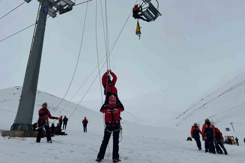 Van’da nefes kesen çığ tatbikatı gerçeği aratmadı