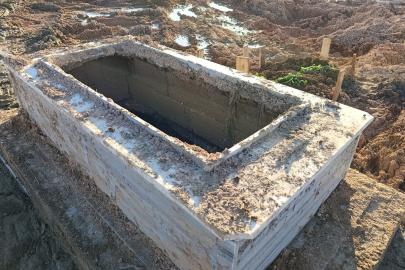 Vatandaş selden etkilenen mezarları kendisi onarıyor