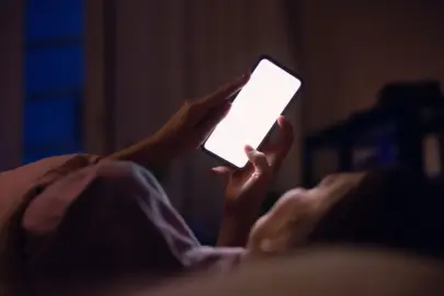 Yatmadan önce telefona bakanlar dikkat: Beyniniz size büyük bir oyun oynuyor!