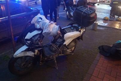 Zonguldak'ta kazada fırlayan motokurye otomobilin üzerine düştü