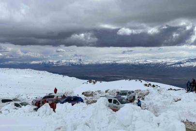 Ağrı Dağı’nda kaybolan kadın dağcıyı arama çalışmaları sürüyor