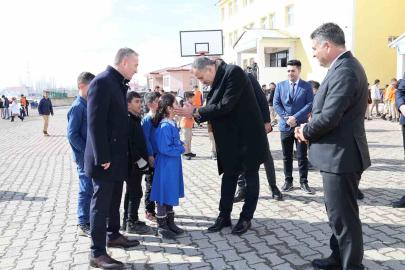 Ağrı Valisi Bozkurt, okullarda incelemelerde bulundu