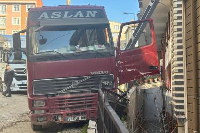 Akıl almaz kaza durdurmaya çalıştığı aracı ona çarptı. 4 metre yükseklikten düştü