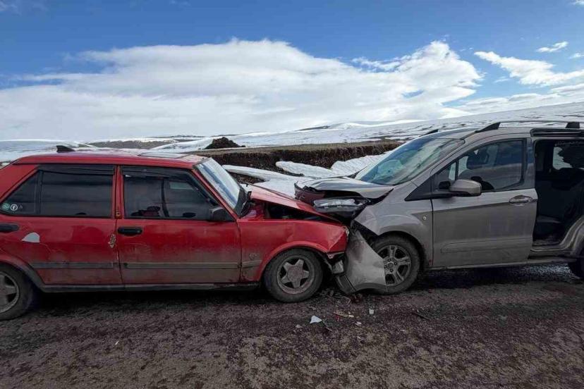Ardahan’da iki otomobil kafa kafaya çarpıştı: 2 yaralı