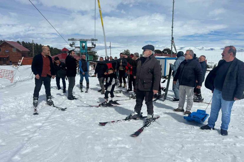 Ardahan’da İl Genel Meclisi üyelerinin kayak keyfi