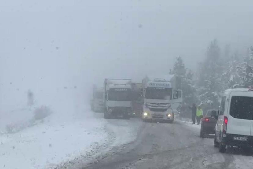 Ardahan’da kar yağışı trafiği aksatıyor