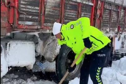 Ardahan’da karda mahsur kalanlara polis desteği