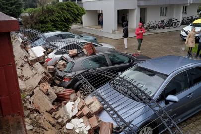 Aşırı yağış istinat duvarını yıktı: 5 araç zarar gördü