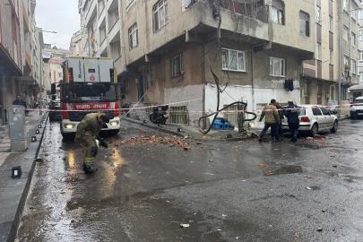 Bağcılar'da bina çatısında çökme