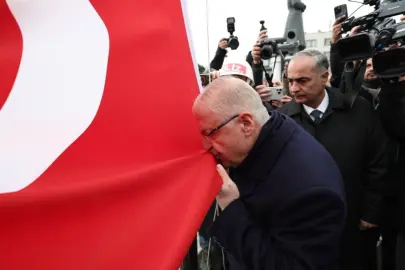 Bakan Güler, şanlı sancağı Çanakkale'de göndere çekti