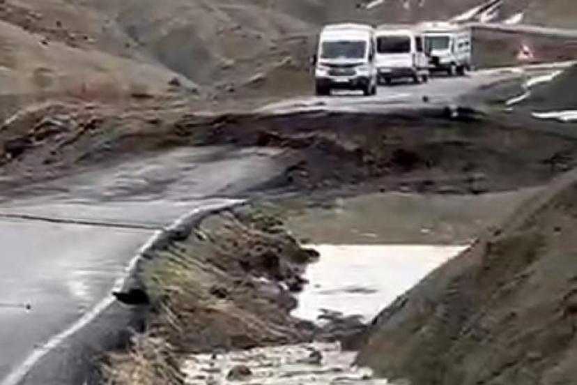 Bingöl’de toprak kayması sonucu yol çöktü: Ulaşım durdu