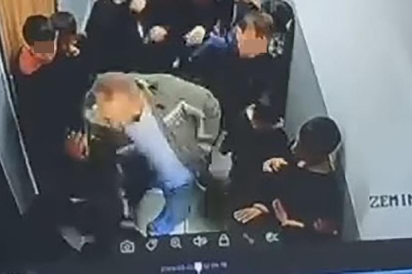 Çocuğuna kartopu atan öğrenciyi koridorda darp etti