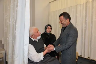 Denizli’de bayram mesaisindeki personele ve hastalara ziyaret