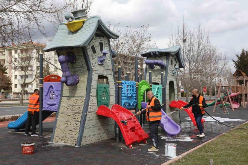 Elazığ’da çocuk oyun alanları temizlendi