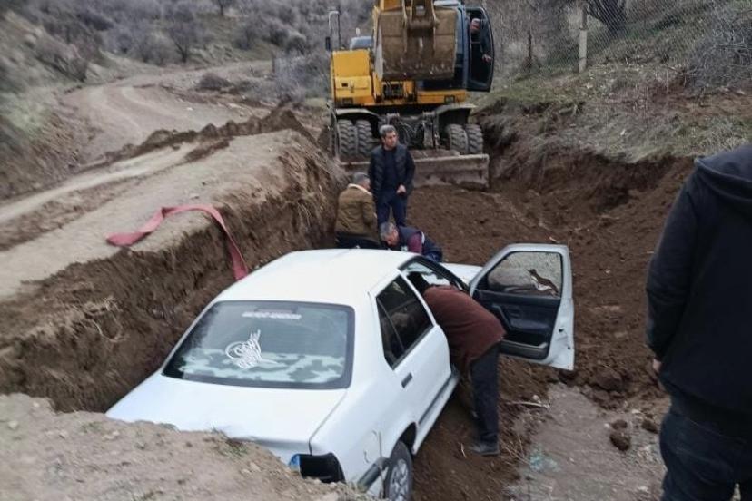 Elazığ’da çukura düşen araç kurtarıldı