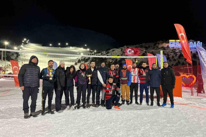 Ergan Dağı’nda kurumlar arası kar voleybolu turnuvası tamamlandı