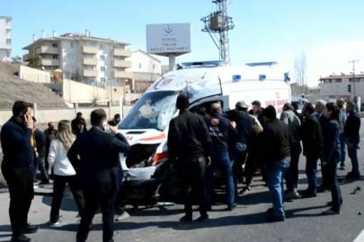 Erzincan’da ambulans ile tır çarpıştı: 2 sağlık personeli yaralandı