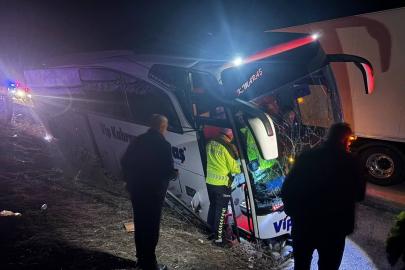 Erzincan’da yolcu otobüsü kontrolden çıkarak bariyerlere çarptı