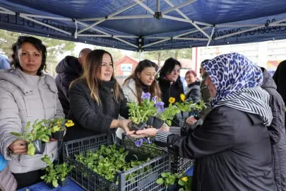 Eskişehir’de mezarlık ziyaretinde gelenek sürüyor