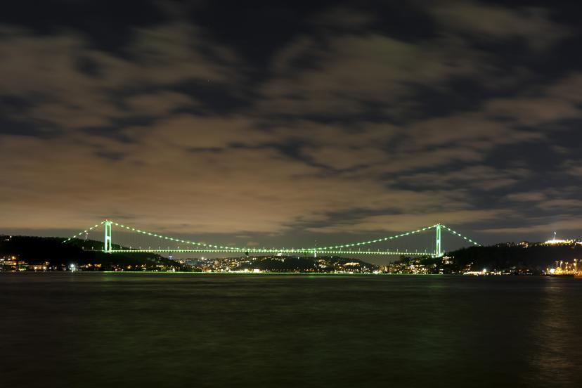 Fatih Sultan Mehmet Köprüsü yeşile büründü
