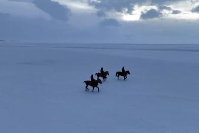Gençler atları buz tutan Çıldır Göl’ü üzerinde dörtnala koştu