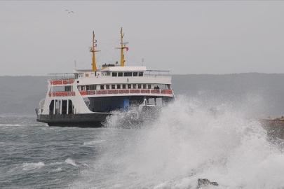 Gökçeada ve Bozcaada feribot seferlerine fırtına engeli
