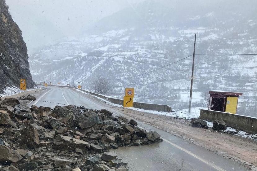 Gümüşhane'de heyelan. Giresun karayolu çift yönlü kapandı