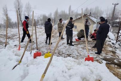 Hakkari Durankaya’da ahır çöktü 5 hayvan telef oldu