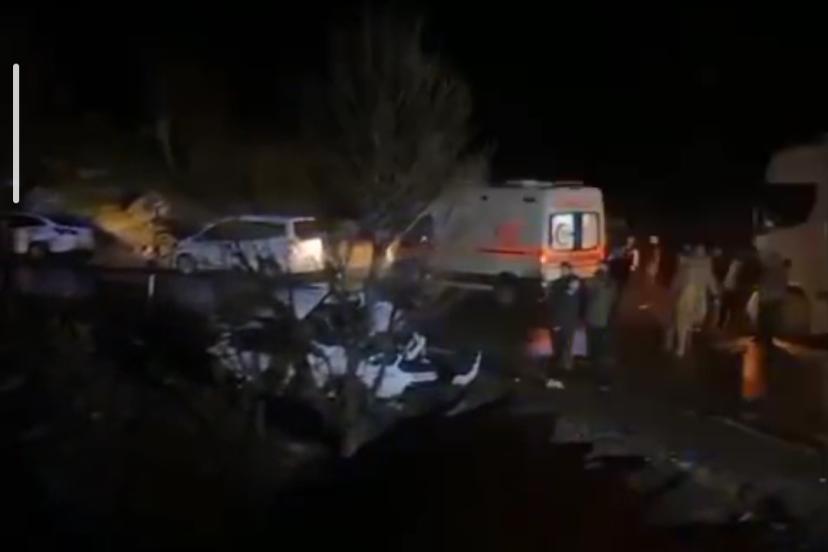 Hakkâri’de tır otomobille çarpıştı: 2 yaralı