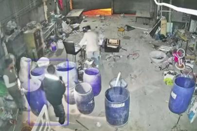 Hırsızların hedefi olan hurdacı defalarca soyuldu. Olay kameralara saniye saniye yansıdı