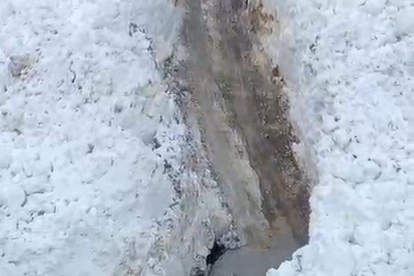 Hizan’da köy yoluna çığ düştü