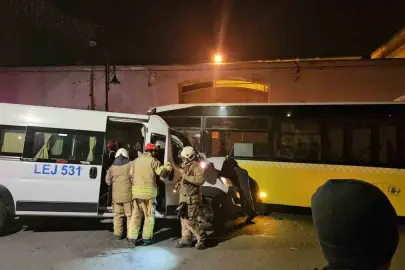 İETT otobüsü ile servis minibüsü kafa kafaya çarpıştı