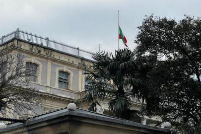 İran'ın İstanbul Başkonsolosluğu'nda bayraklar yarıya indirildi