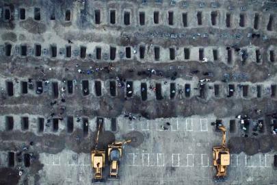 İsrail'in okul saldırısında ölen 160'tan fazla çocuk yan yana defnedilecek