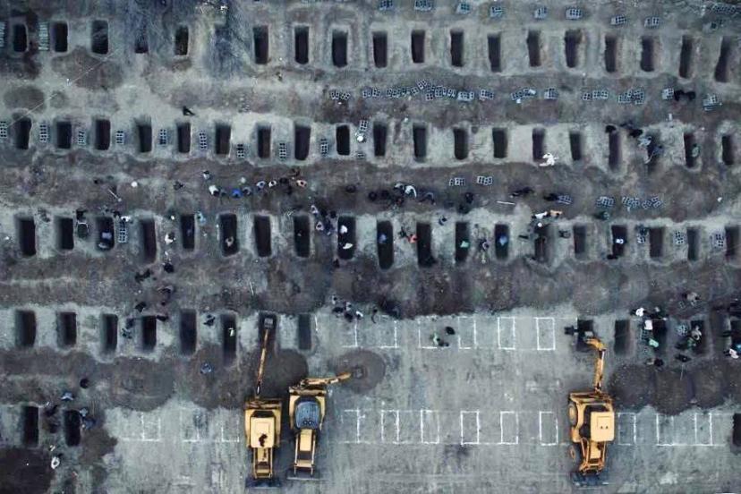 İsrail'in okul saldırısında ölen 160'tan fazla çocuk yan yana defnedilecek