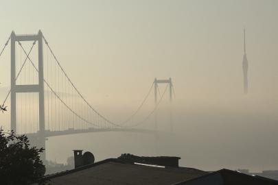 İstanbul yeni güne sisle uyandı. Köprüler kayboldu
