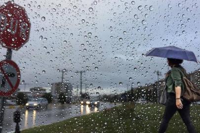 İstanbul'da sağanak yağış ve sis. Hava ve deniz ulaşımında aksamalar yaşanıyor