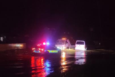 İzmir'de sel. Karayolu suyla kaplandı