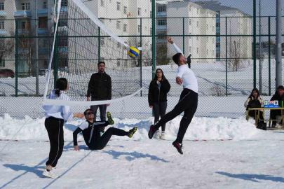 Kampüste kar voleybolu heyecanı