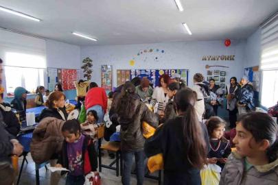 Kar tünellerinden geçerek zorlu yolları aştılar, kış şartlarında 2 bin 700 rakımlı köyde minik yürekleri ısıttılar