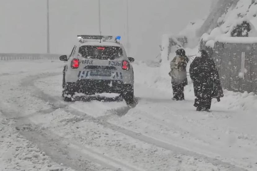 Karda mahsur kalan aileyi emniyet kurtardı