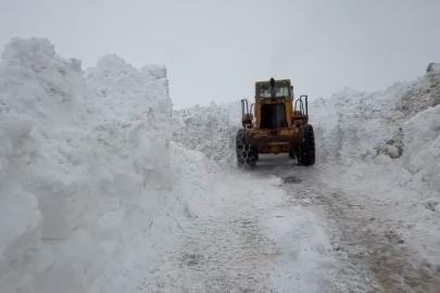 Karlıova’da karla mücadele sürüyor