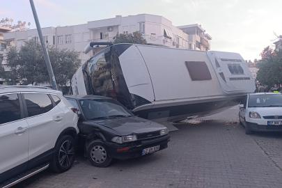Kaza yapan servis, park halindeki araçların üzerine böyle devrildi. O anlar kamerada